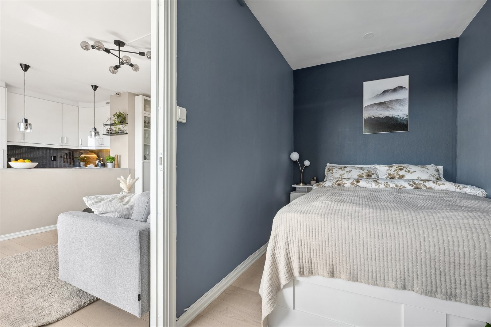 Lunt og tilbaketrukket soveværelse av god størrelse, med god plass for dobbeltseng og garderobeskap Galleribilde