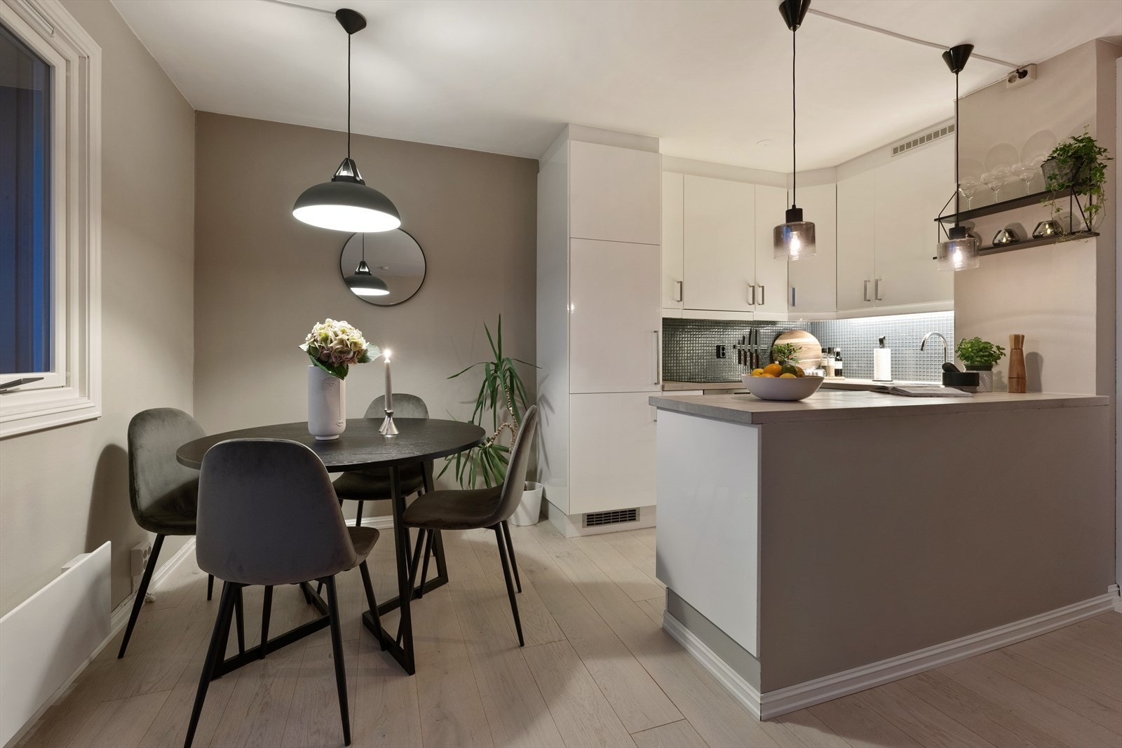 Den smakfulle leiligheten har nye gulvflater fra 2019, bestående av elegant 1-stavs eikeparkett, mens veggflatene ble malt opp i en behagelig sandtone i 2021 Galleribilde