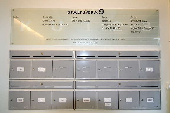 Leietakerskilt i inngangsparti Galleribilde