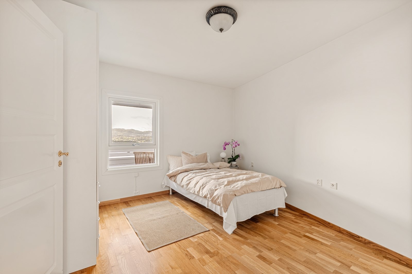 "Master bedroom" måler hele 13,3 kvm og har god plass til både dobbeltseng og garderobeskap. Galleribilde