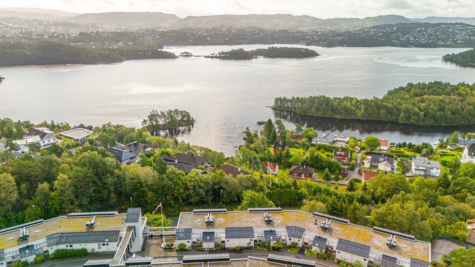 Sentral beliggenhet med ca.15 minutters kjøring til både Sentrum og Flesland. Galleribilde