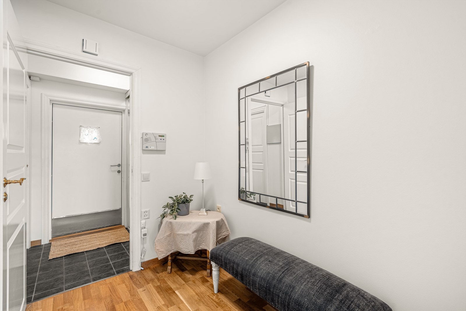 Videre inn i gangen er det også plass til kommode eller annet. Galleribilde