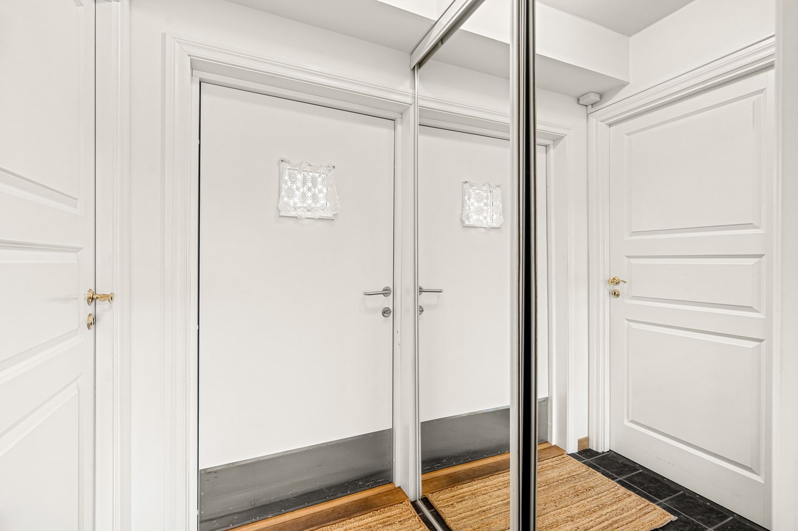 I vindfanget er det skyvedørsgarderobe med speilfronter. Velkommen inn! Galleribilde