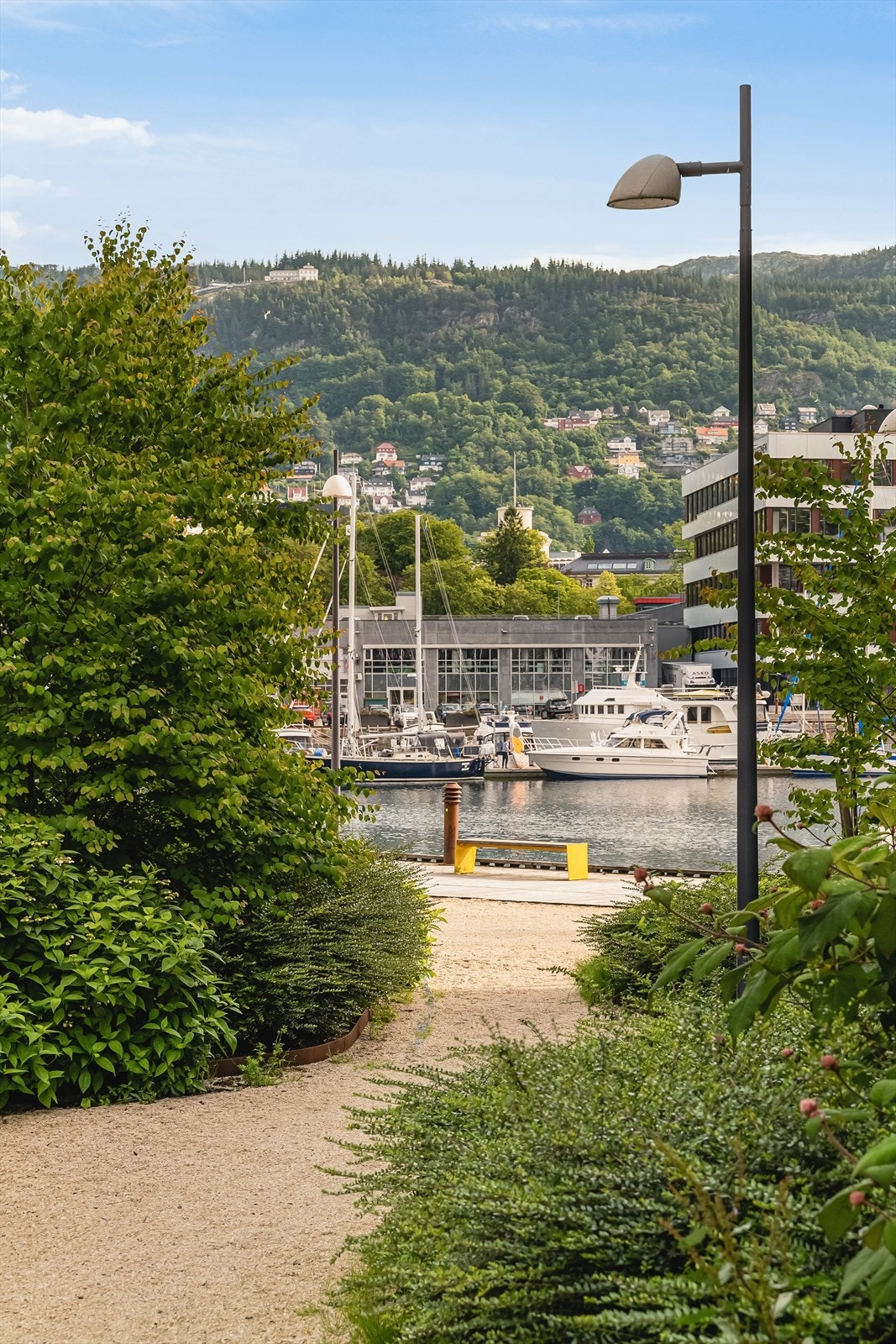 Boligen har en utmerket beliggenhet med kort avstand til alt man behøver i hverdagen. Gode kollektivforbindelser kan nevnes. Galleribilde