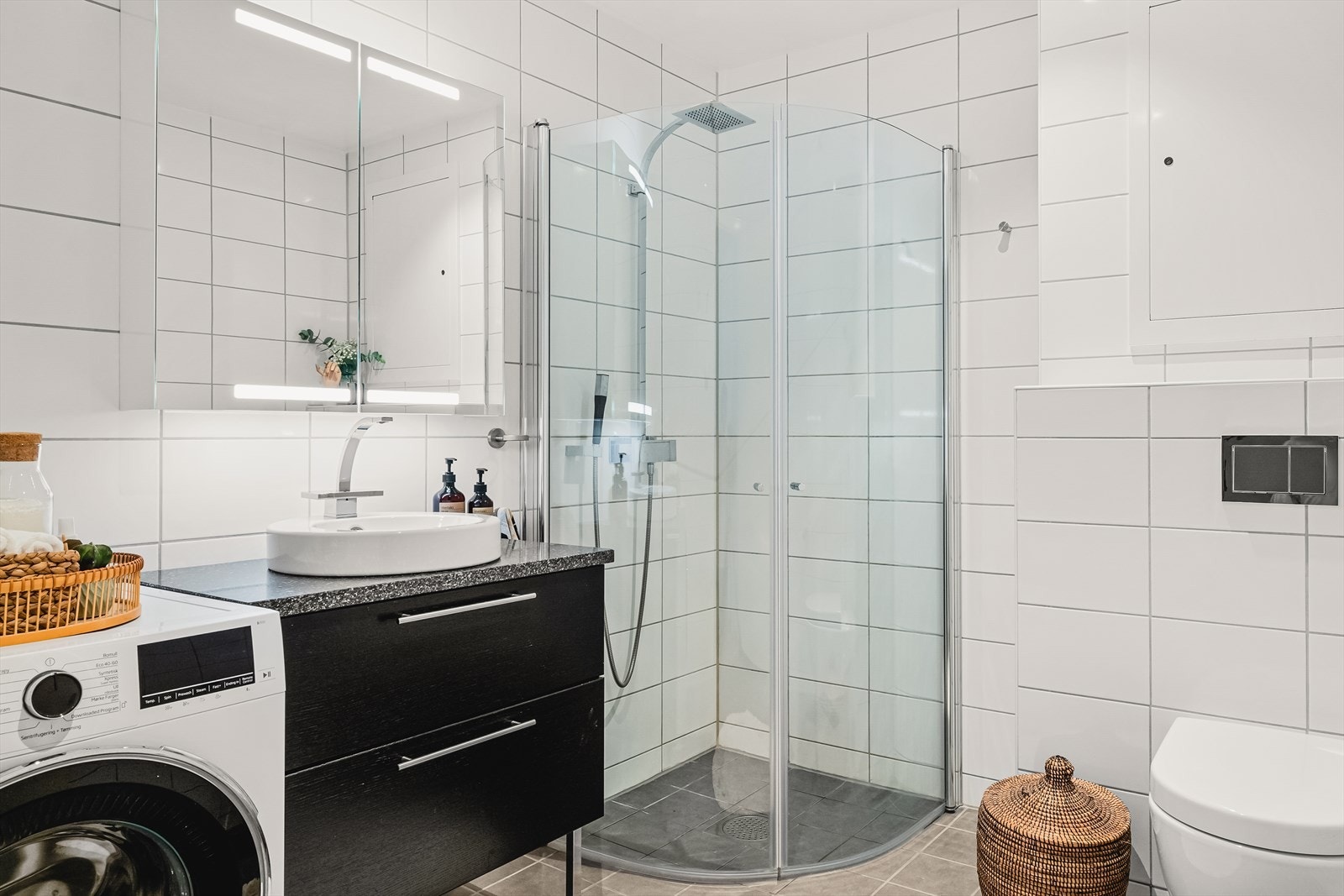 Badet er helfliset med klassisk utførelse og varme i gulv. Galleribilde