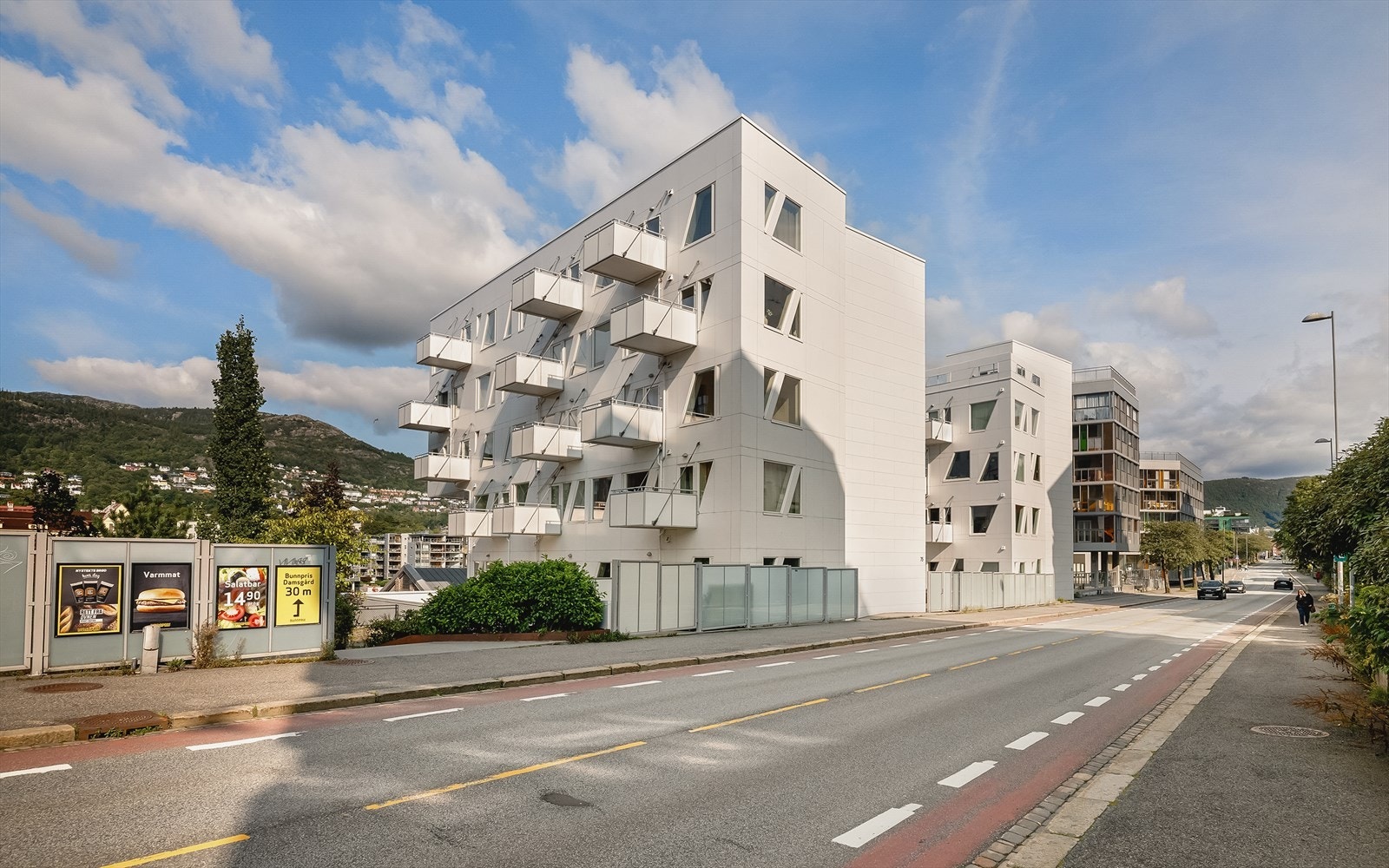 Sameiet som består av 110 enheter fordelt på 3 blokker fremstår som veldrevet. I juli ble alle vinduer vasket utvendig ved hjelp av drone. Galleribilde