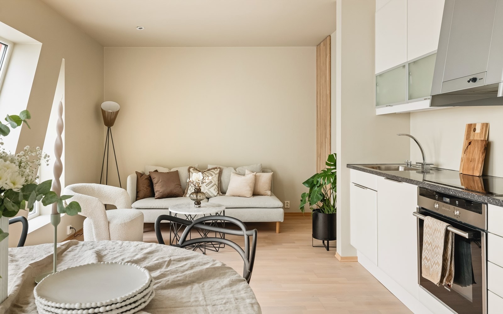 Leiligheten er beliggende i 6. etasje og inneholder entré, stue, kjøkken, soverom og garderobe/bod. Leiligheten disponerer også 1 ekstern bod i underetasje. Galleribilde