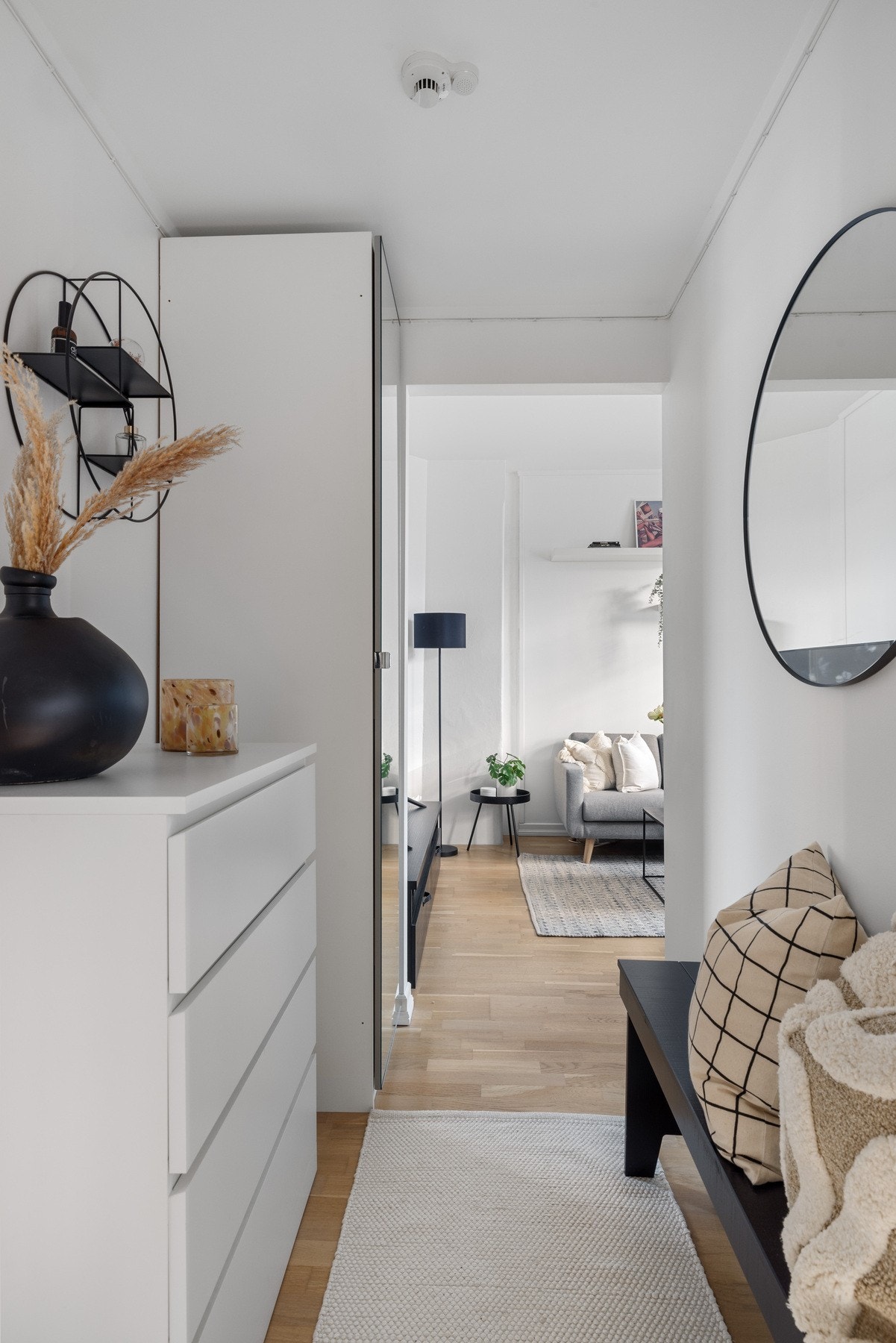 Her er det mye plass til oppbevaring av yttertøy og sko. Galleribilde