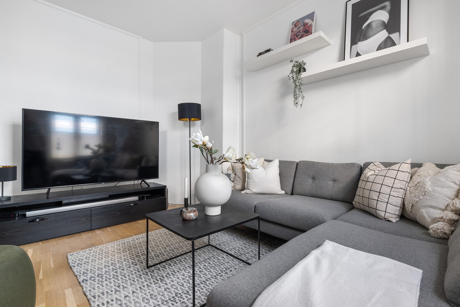 Stuen er lys og luftig med god plass til sofahjørne, bord og TV. Galleribilde