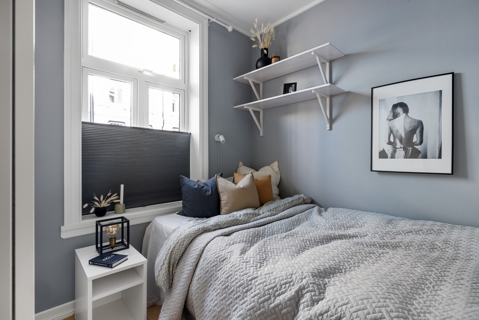 Soverom med plass til dobbeltseng, nattbord og skap. Galleribilde