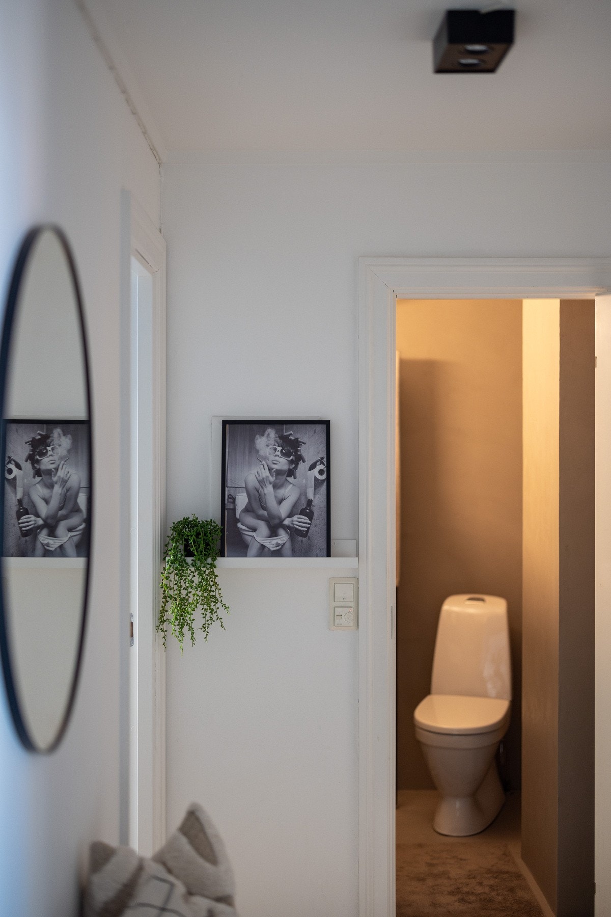 Nylig montert spotlights i inngangspartiet. Galleribilde