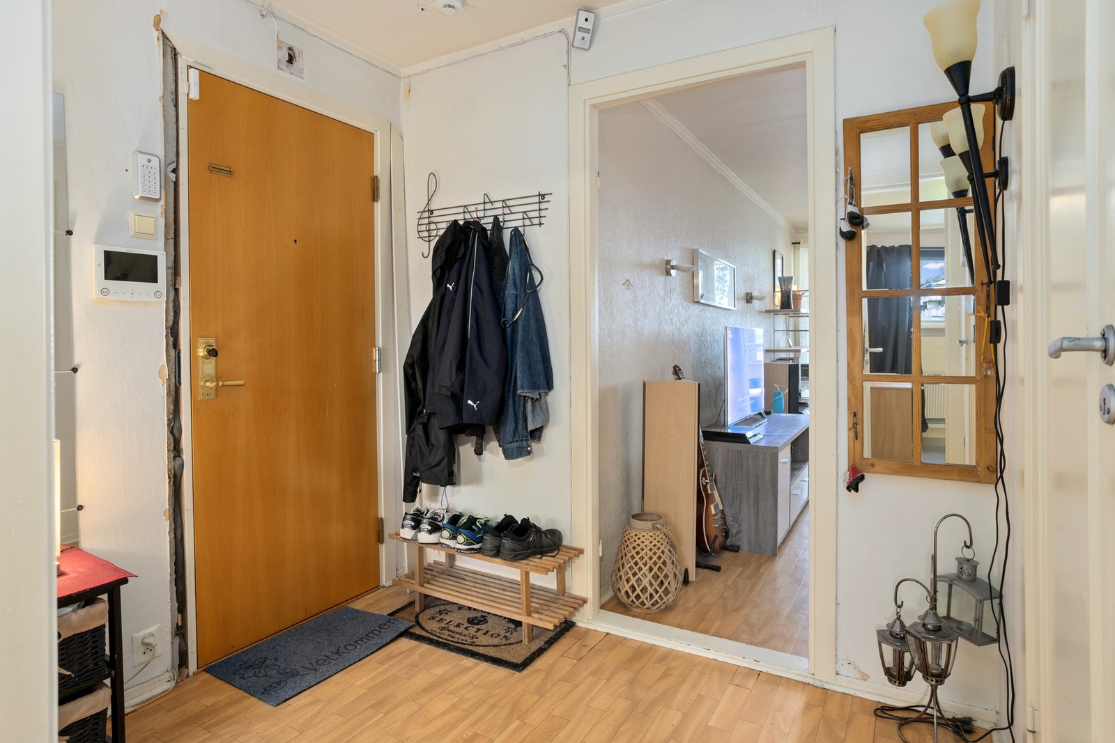 Gang med god plass til å ta av seg yttertøy Galleribilde