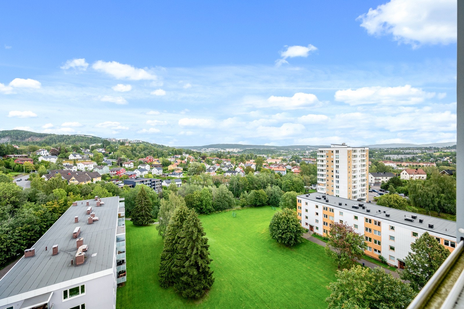 Leiligheten er beliggende i toppetasjen med nydelig utsikt fra flere rom. Galleribilde
