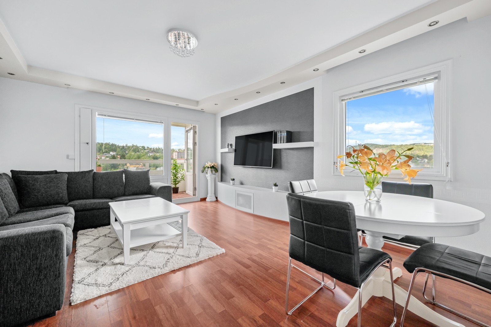 Stor og lys stue med hjørnebeliggenhet. Galleribilde