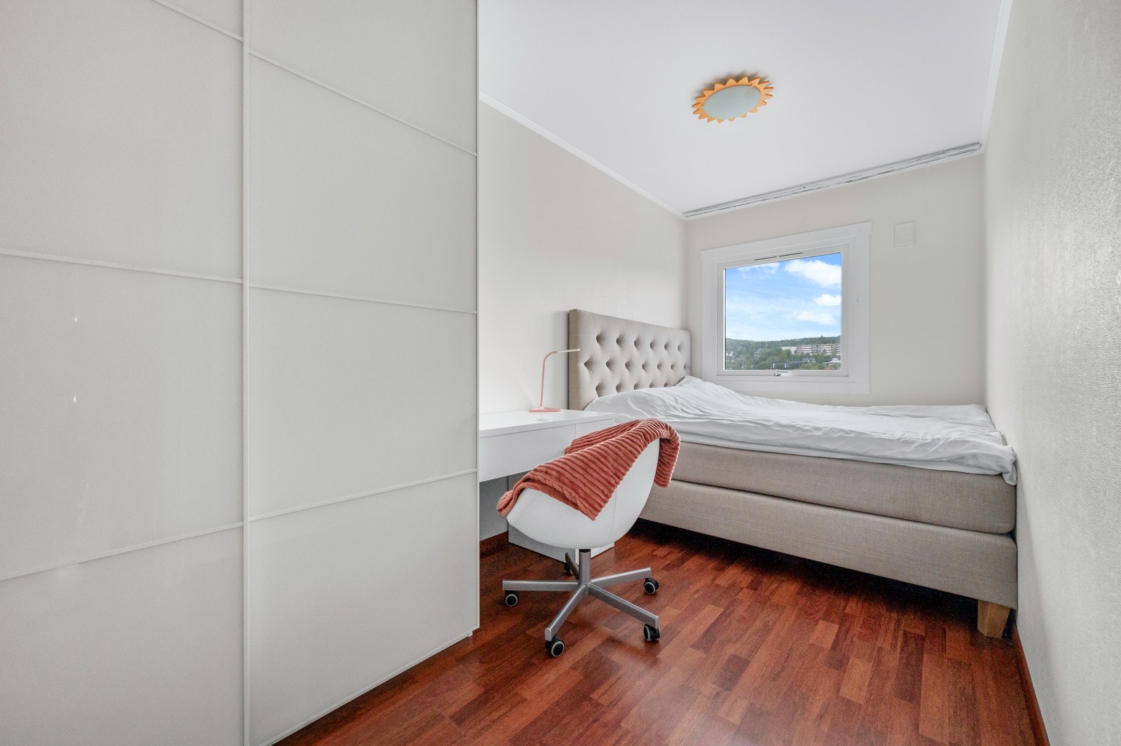 Soverom 2 er av god størrelse, også her innredet med skyvedørsgarderobe. Galleribilde