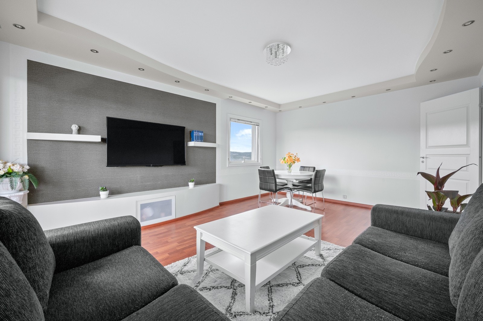 Stuen er fri for innsyn med store vindusflater. Galleribilde