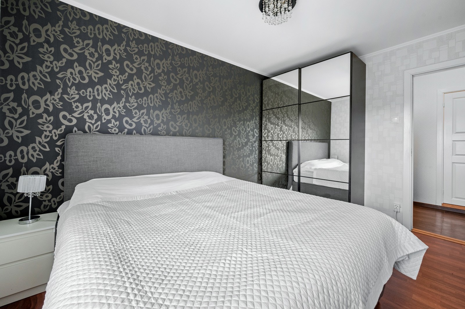 Romslig hovedsoverom med skyvedørsgarderobe. Galleribilde