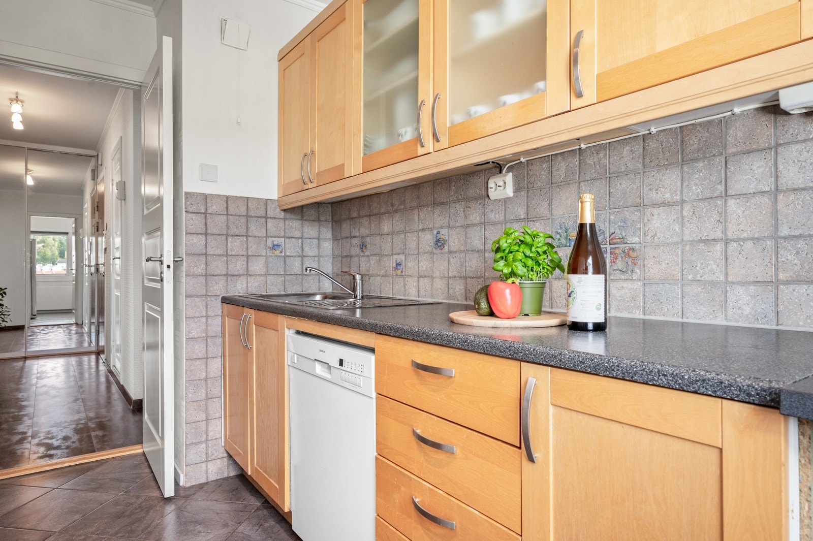 Hvitevarene på kjøkken medfølger handelen. Galleribilde