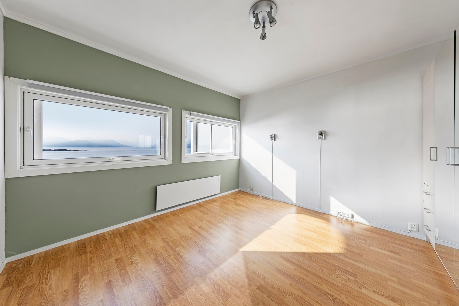 Romslig soverom med plass til garderobeskap. Galleribilde
