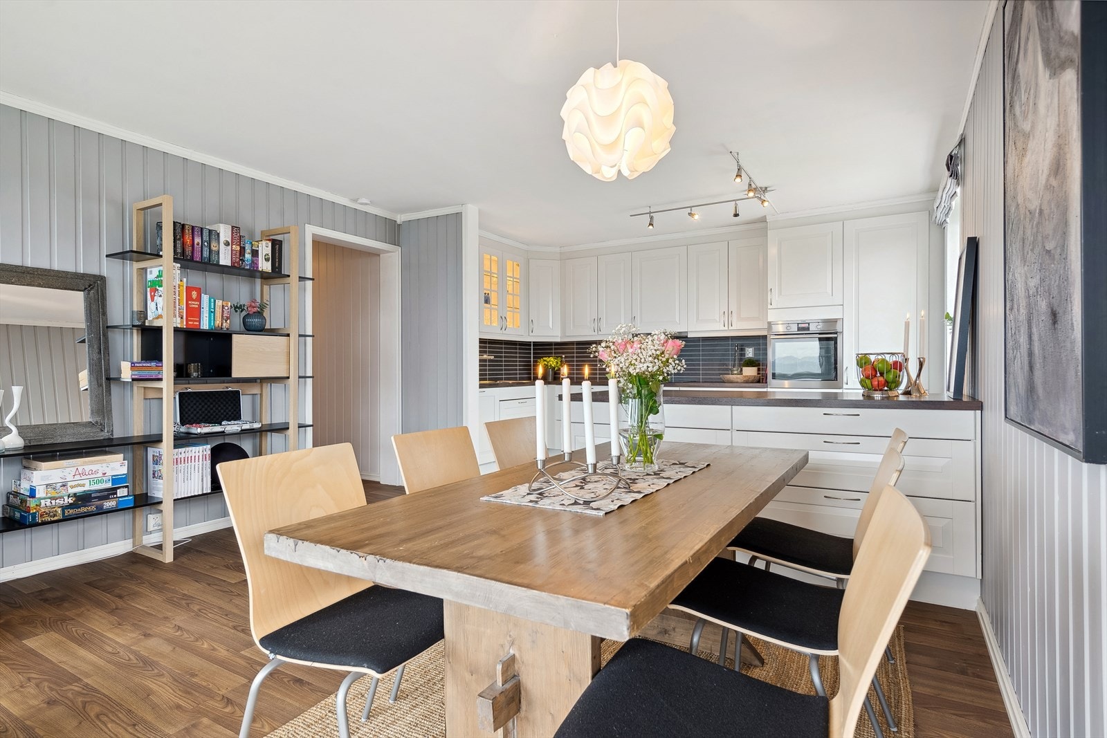 Fin plass til spisebord i tilknytning til kjøkkenet. Galleribilde