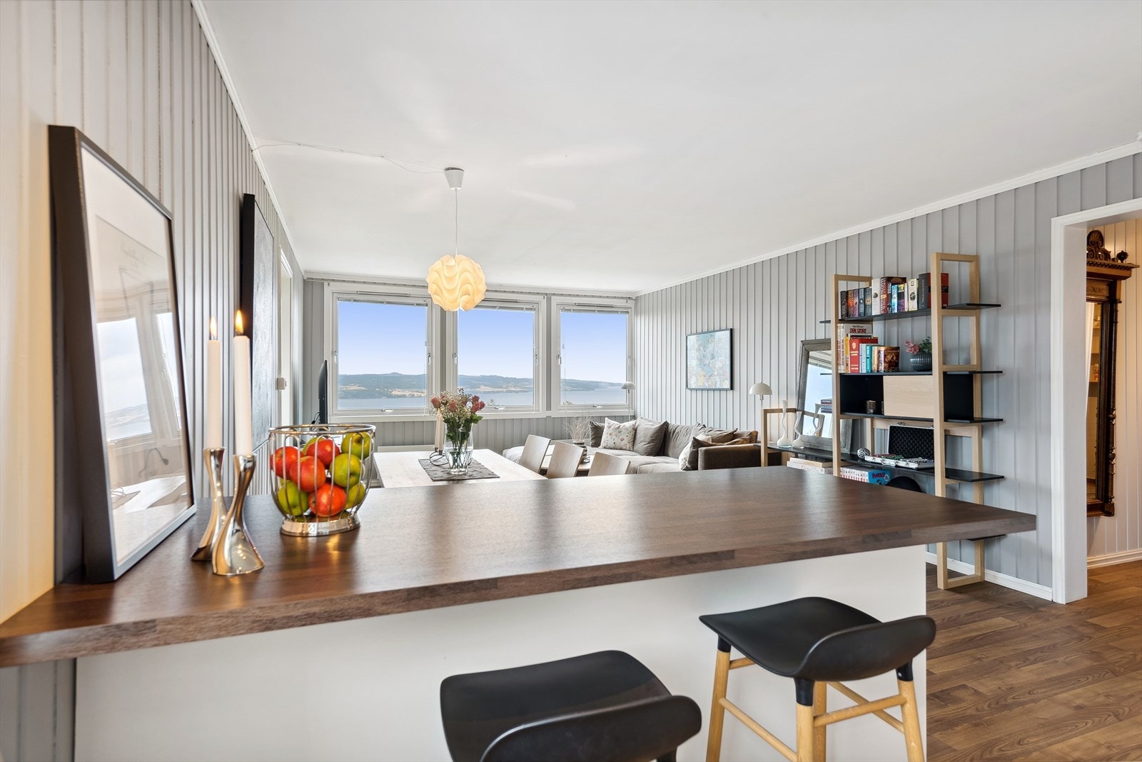 Kjøkkenet har fin avgrensning mot stue. Galleribilde