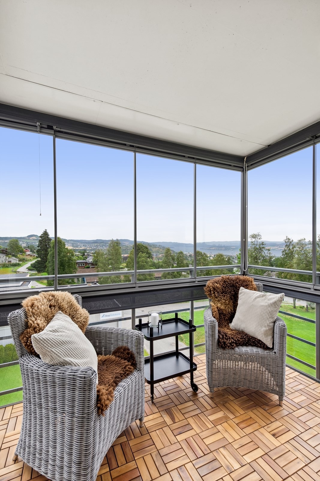 Innglasset balkong med fin utsikt. Galleribilde