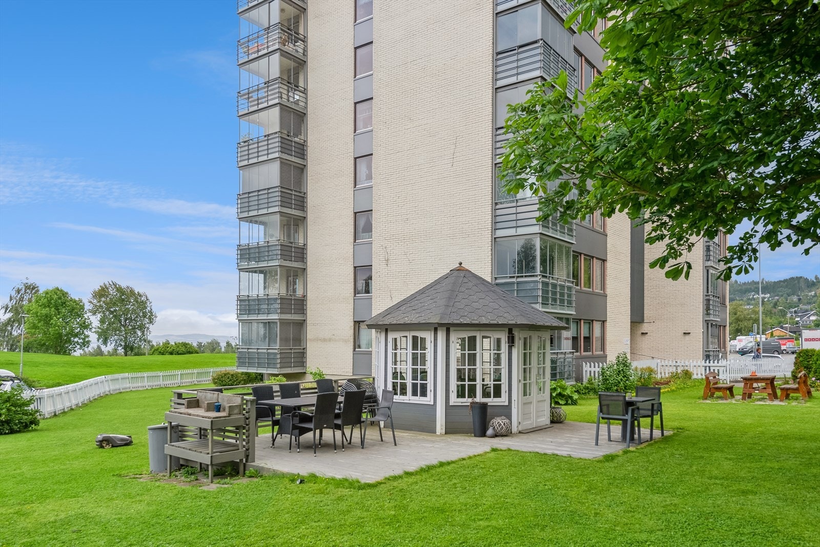 Pent opparbeidet tomt med plen, beplantning og fine uteplasser. Galleribilde