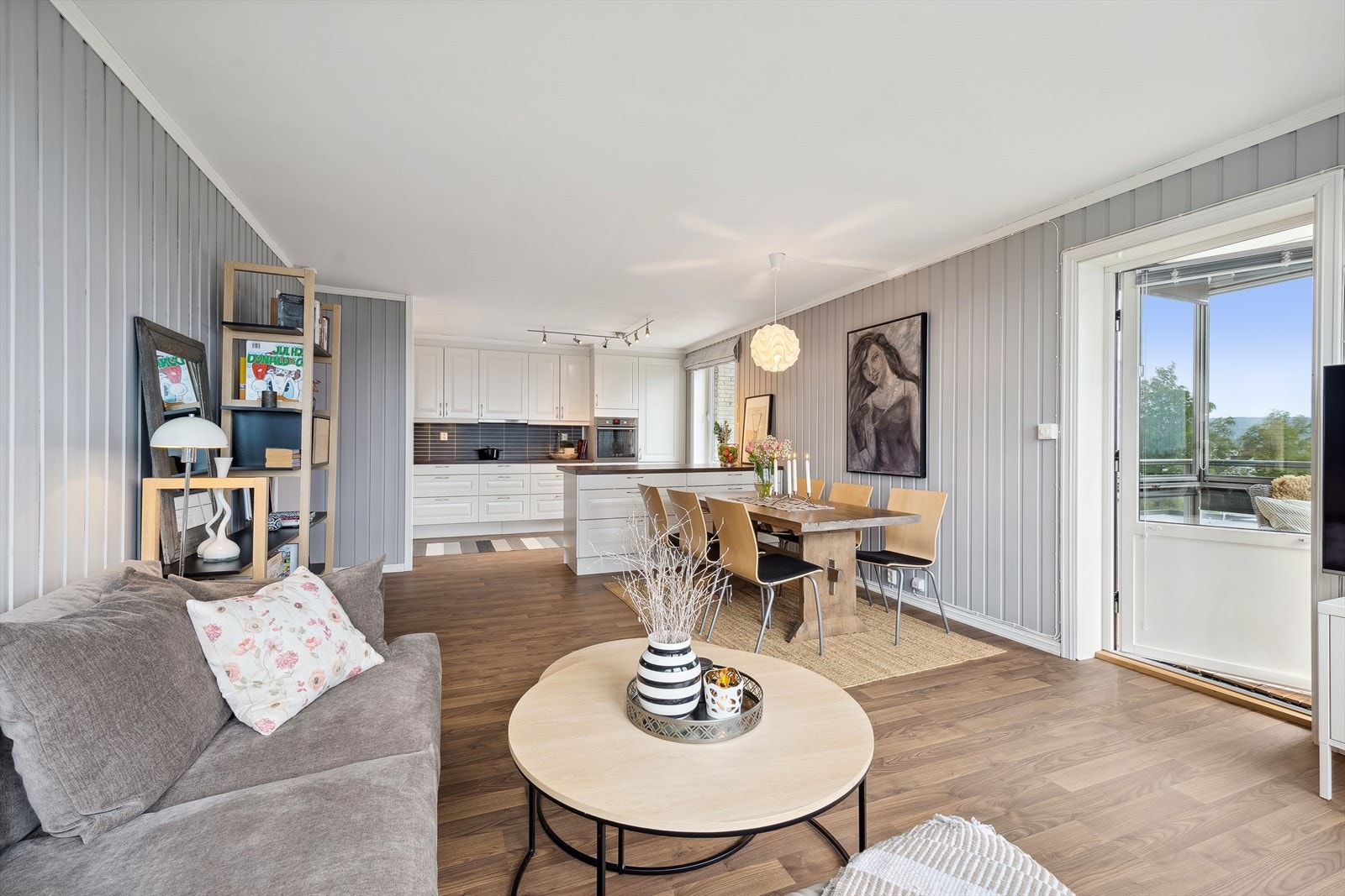 Stue med utgang til balkong. Galleribilde