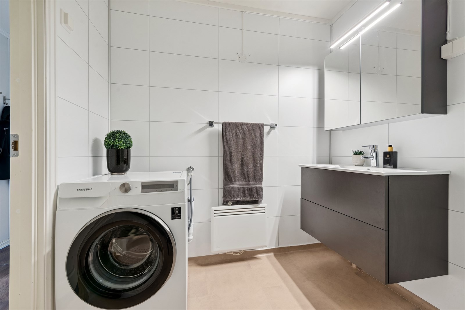 Badet er lyst med mørk innredning. Galleribilde