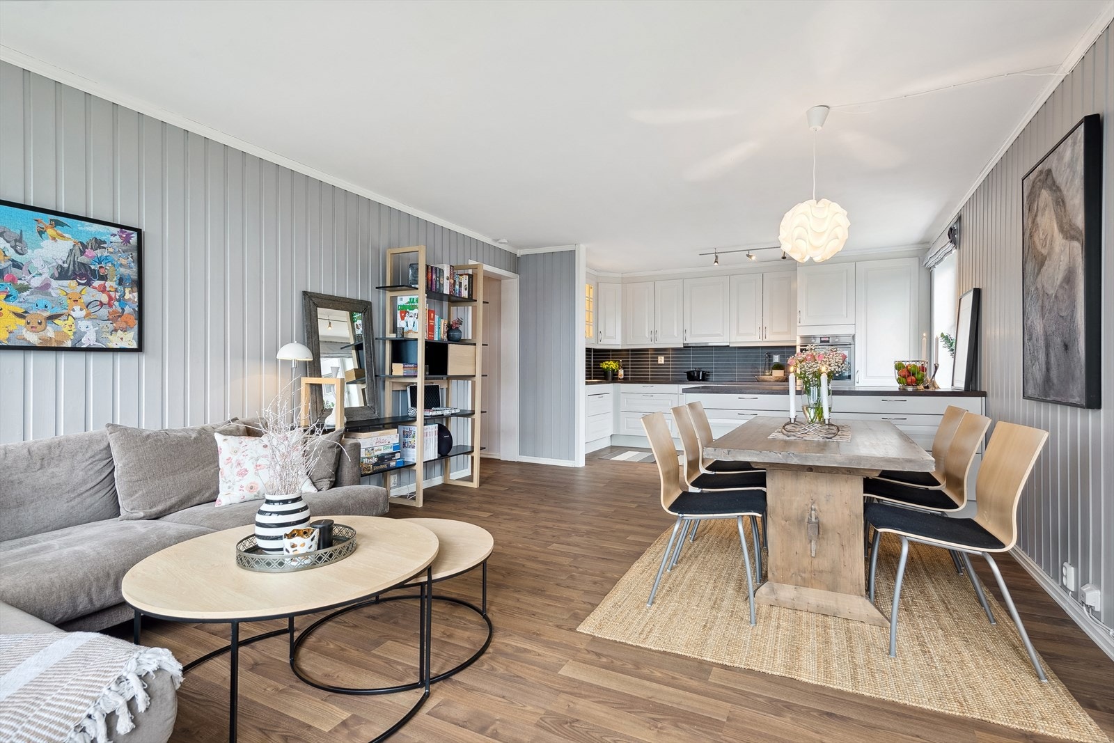 Stue og kjøkken i åpen løsning. Galleribilde