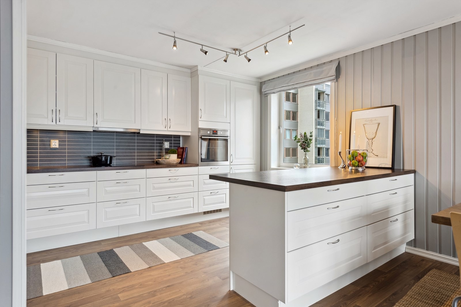 Smakullt kjøkken med lys innredning. Galleribilde