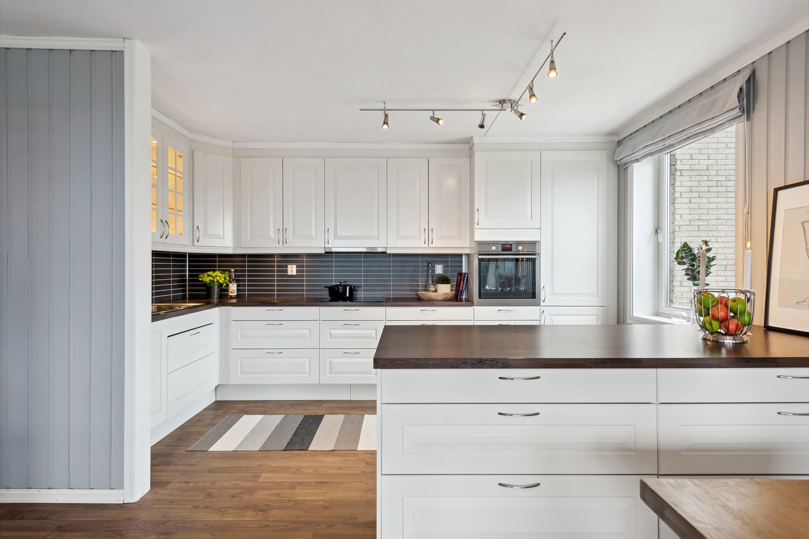 Kjøkkenet har godt med skap- og benkeplass. Galleribilde