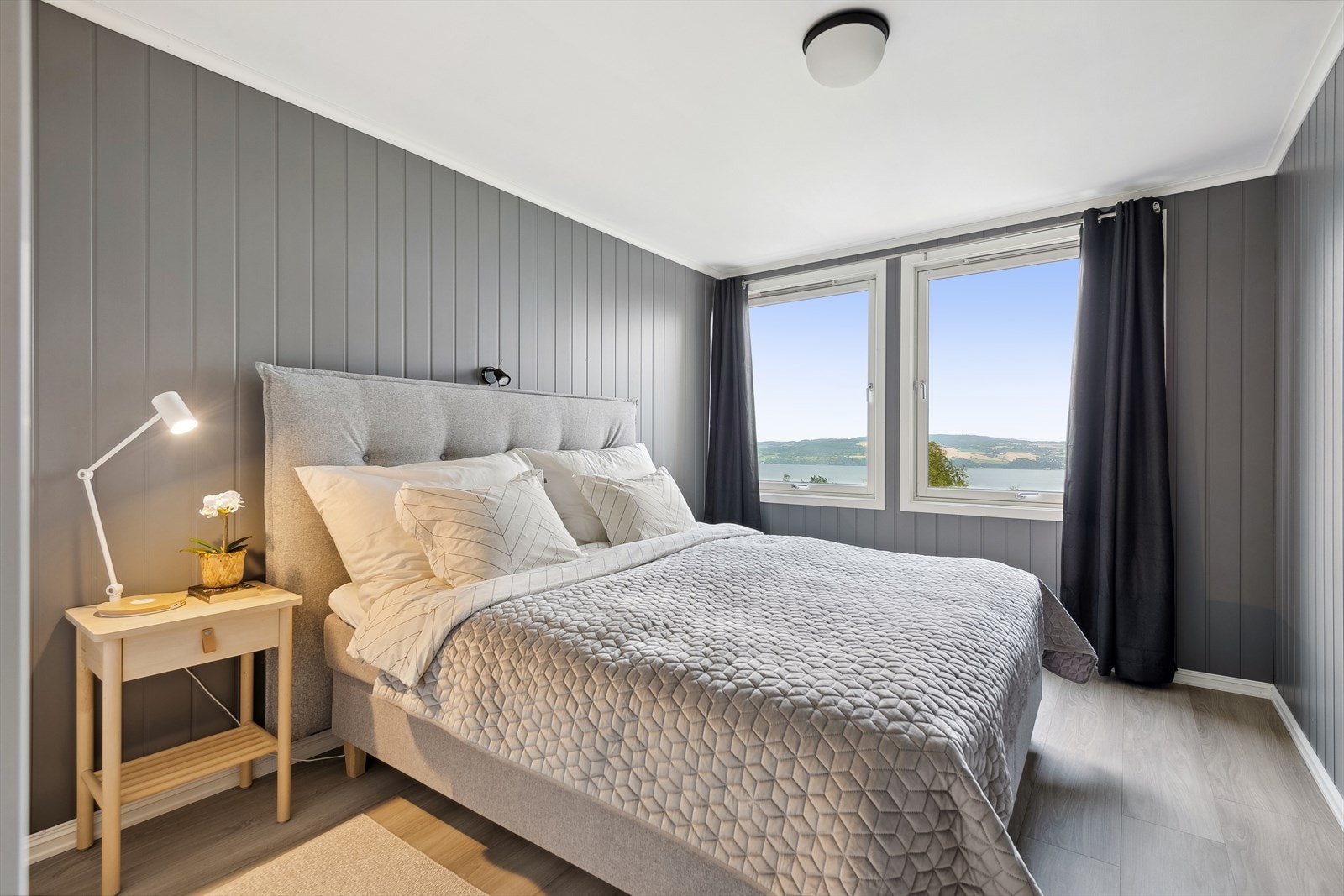 Innbydende soverom med utsikt. Galleribilde