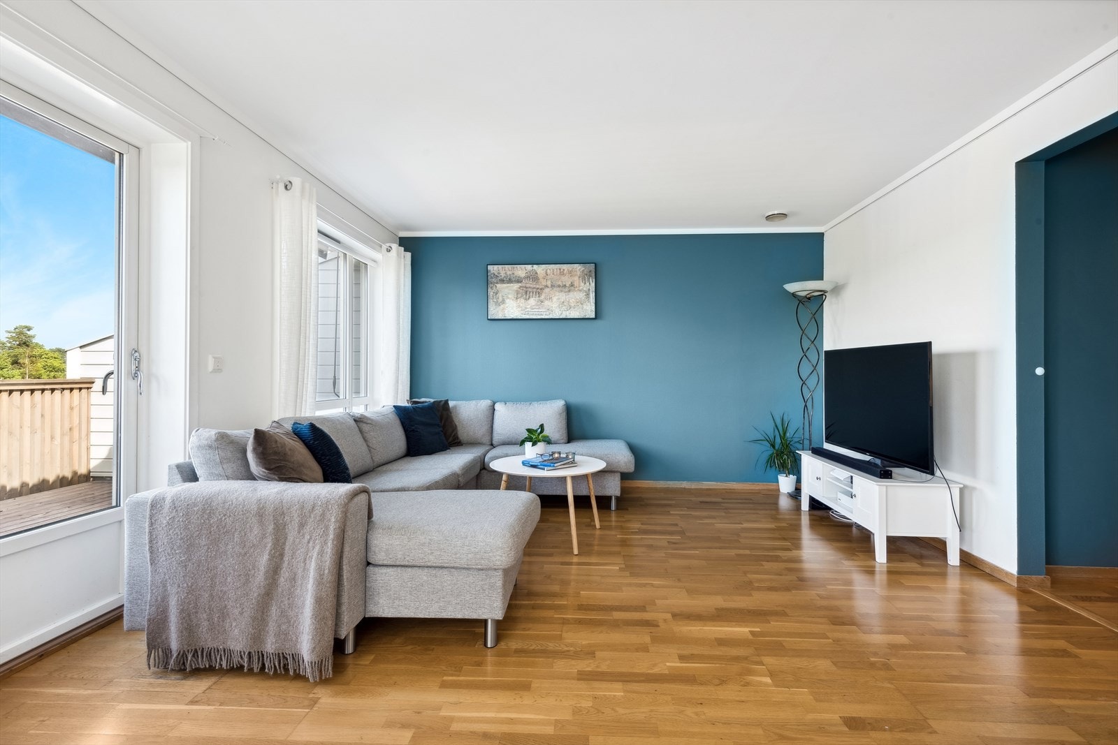 Stuen byr på store vindusflater som bidrar til godt med lysinnslipp. Fra stuen er det adkomst til en romslig og ny balkong. Galleribilde