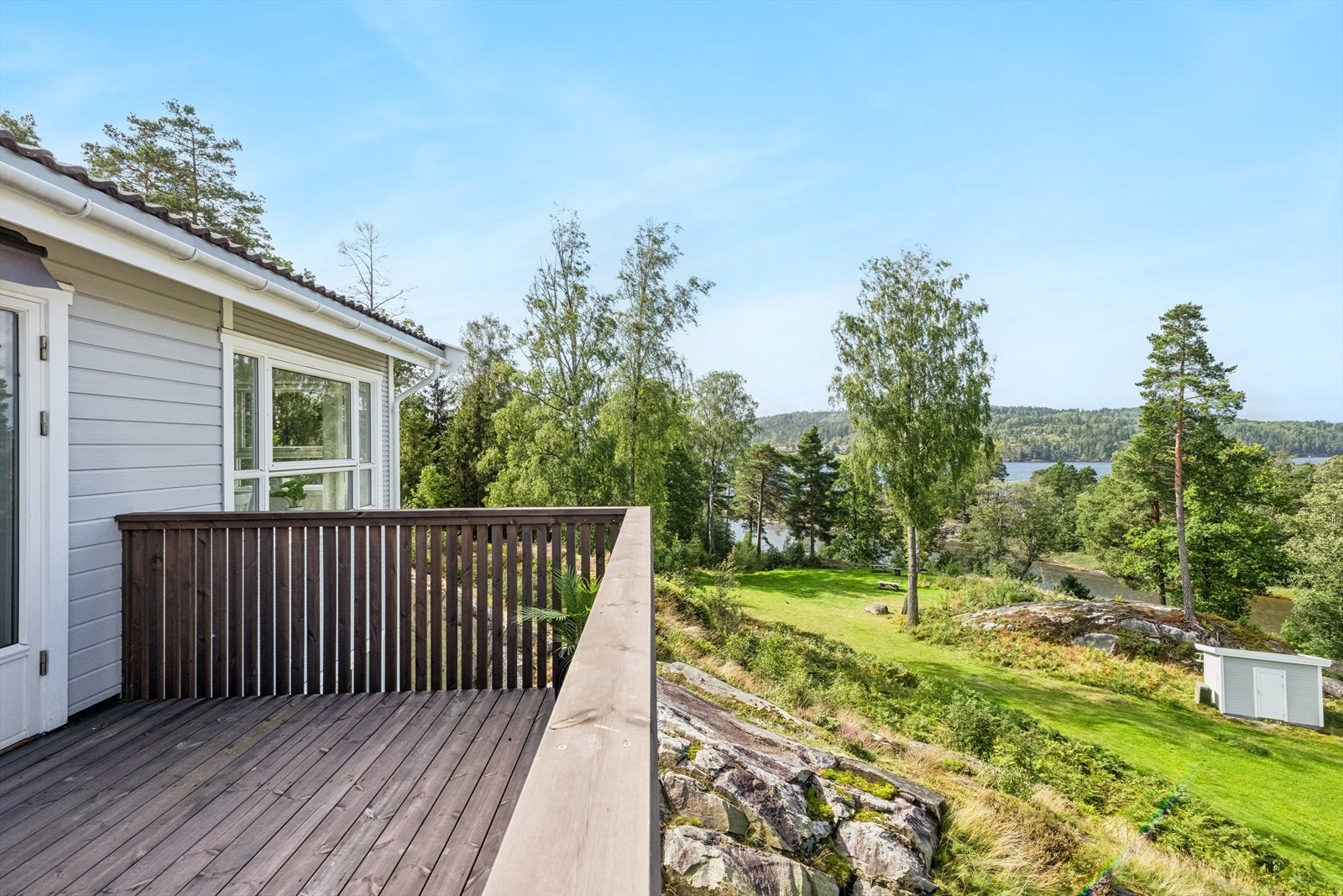 Her kan man nyte solen og utsikten mot grøntarealene og sjøen. Galleribilde