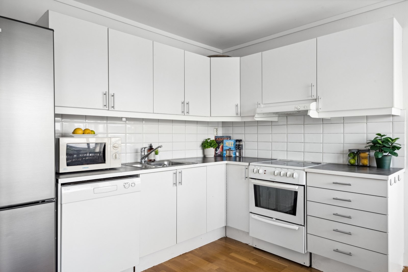 Kjøkkeninnredningen har slette fronter og laminat benkeplate. Det er frittstående komfyr, oppvaskmaskin og frittstående kjøl/fryseskap. Galleribilde