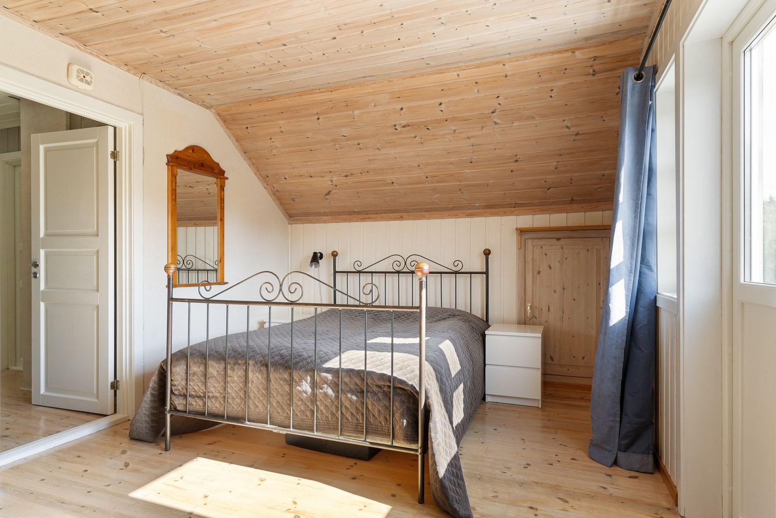 Hovedsoverom med oppbevaringsplass i skyvedørsgarderobe og i knevegg. Galleribilde