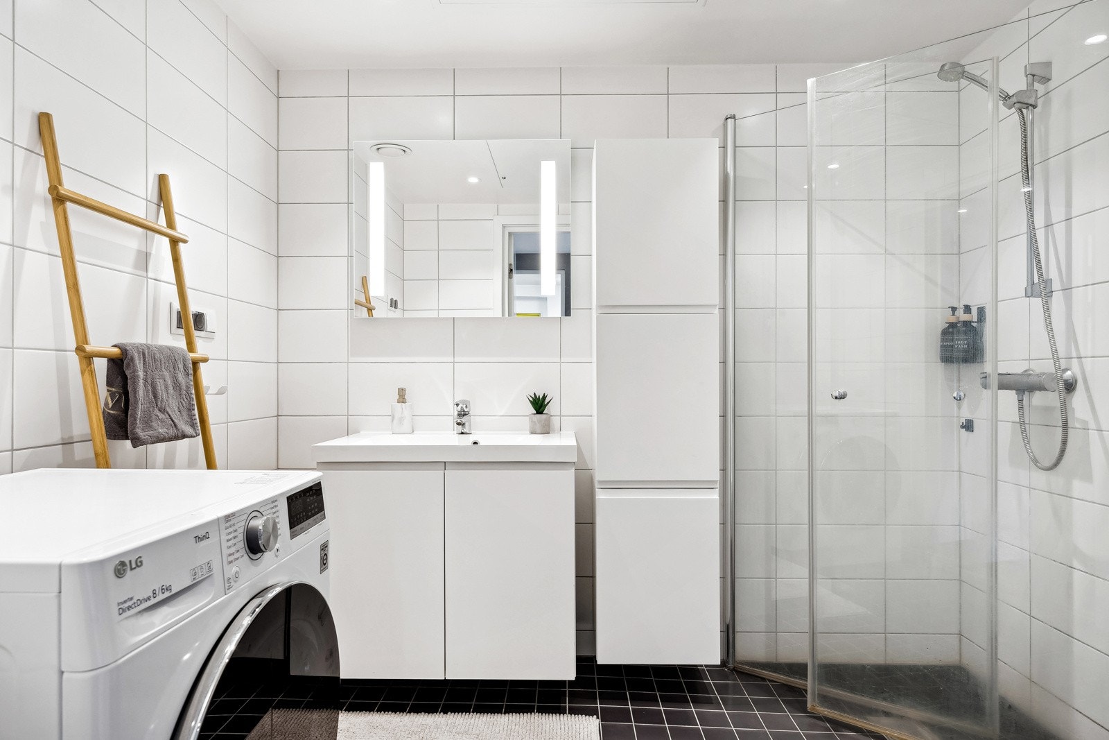 Bad på 5 kvm med opplegg for vaskemaskin og innfellbare dusjdører. Galleribilde