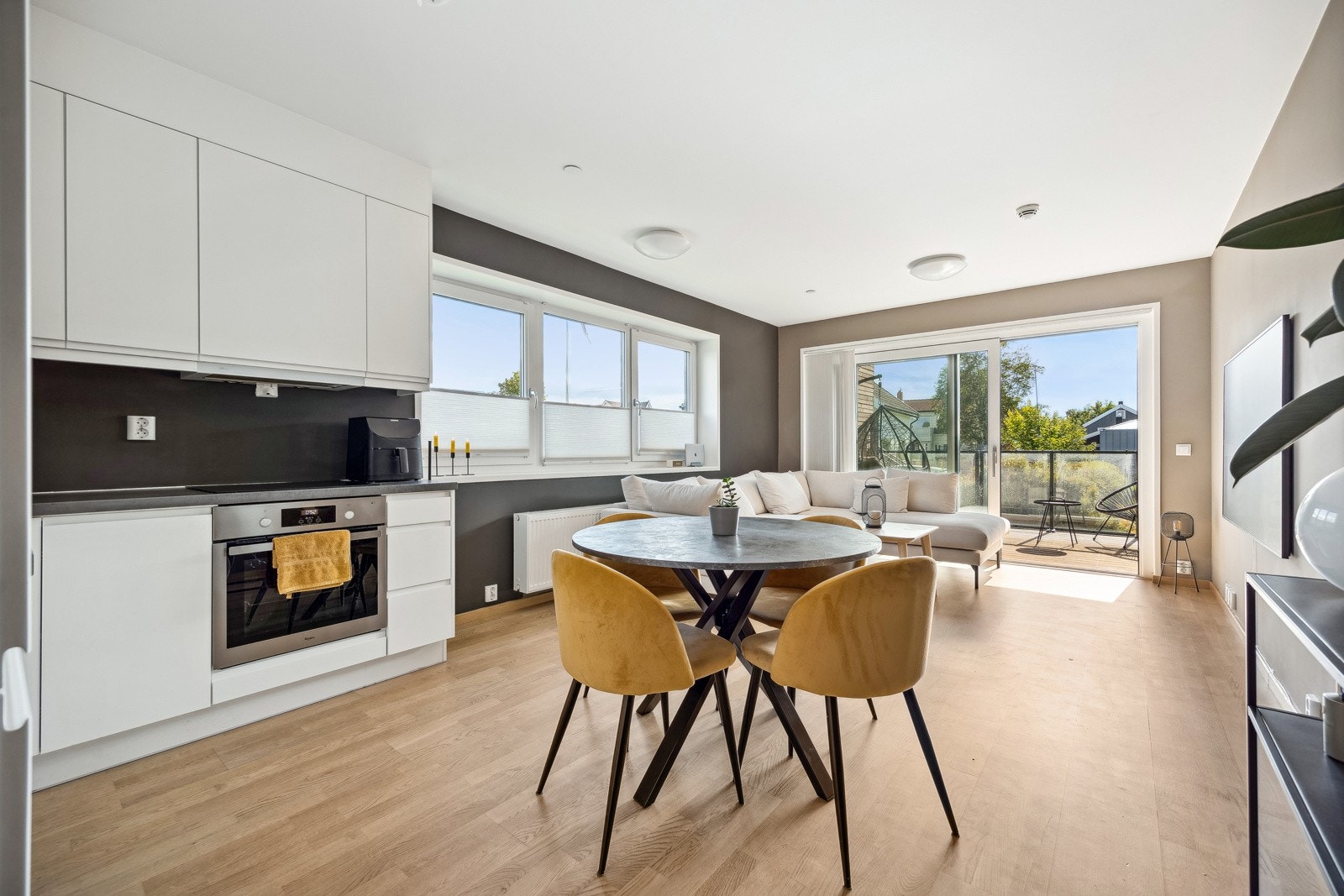 Fra boligen er det kort avstand til en rekke fasiliter som Heimdal sentrum, Tiller sentrum hvor man finner City Syd og mye mer. Galleribilde