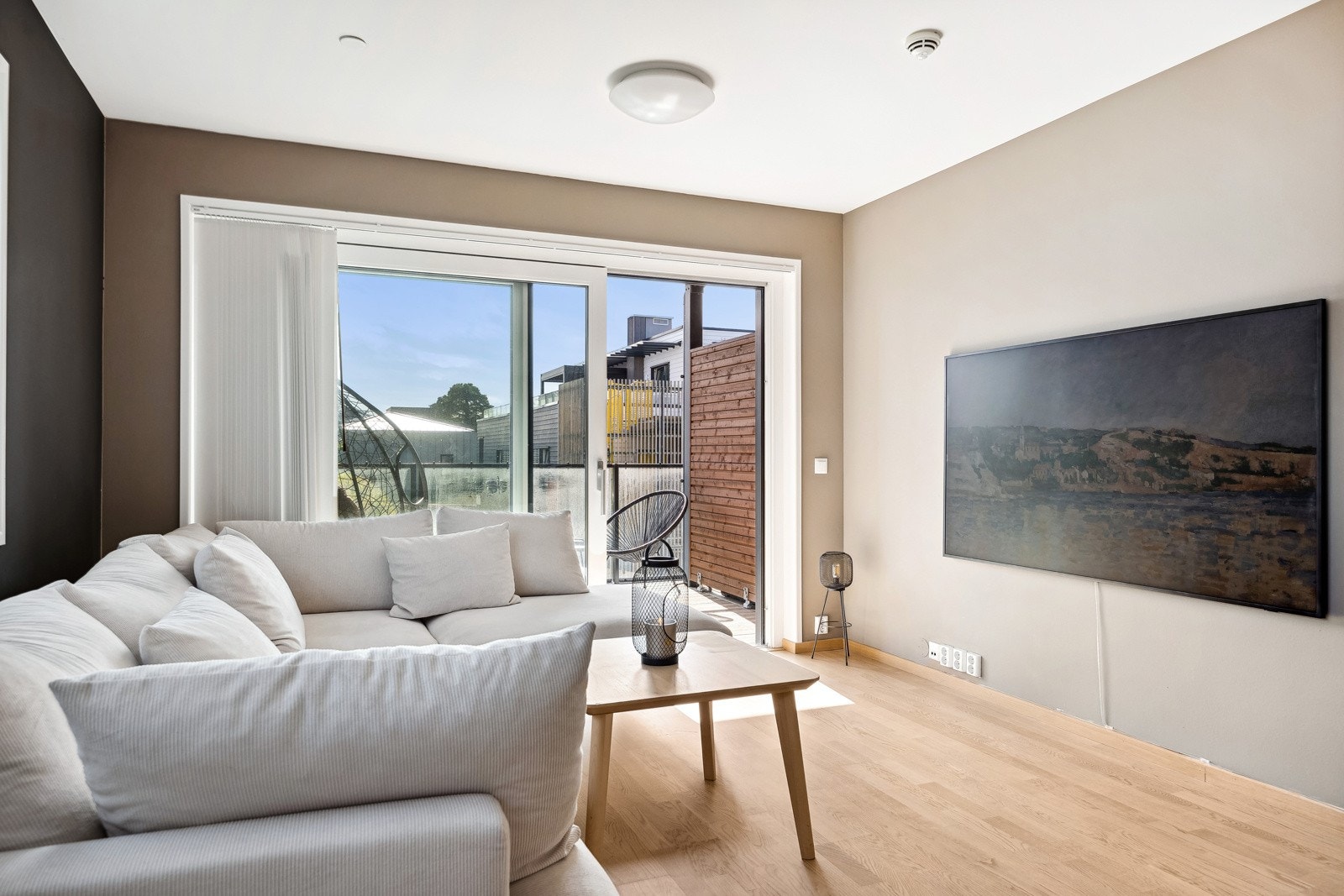 Stuen er malt i en kombinasjon av mørke og lyse farger som gir en behagelig belysning og atmosfære. Galleribilde