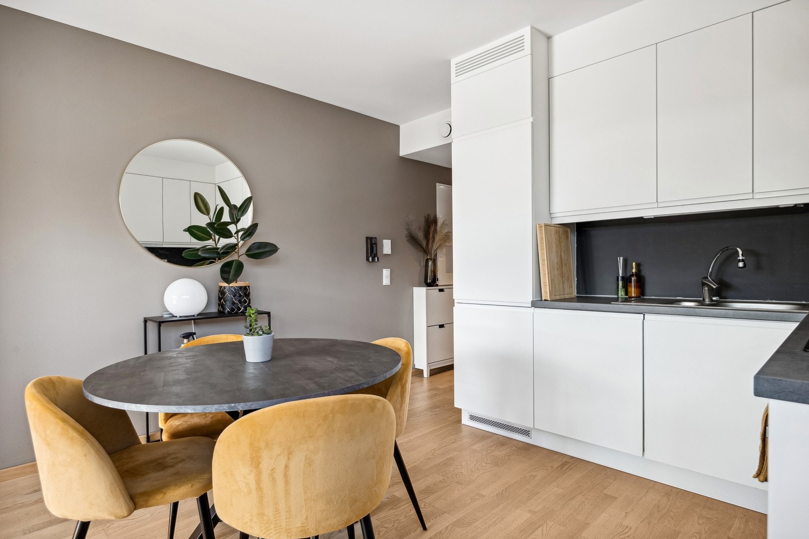 Store vinduer slipper inn rikelig med naturlig lys gjennom hele dagen. Galleribilde