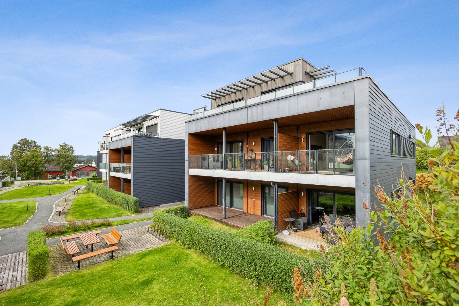 Bygget har en fint opparbeidet fasade med fine grøntområder i et rolig nabolag. Galleribilde