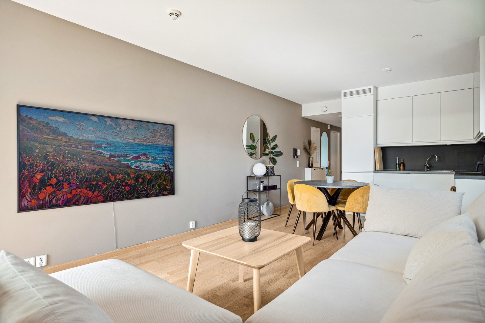 Her har man plass til en større sofagruppe og en større tv. Galleribilde