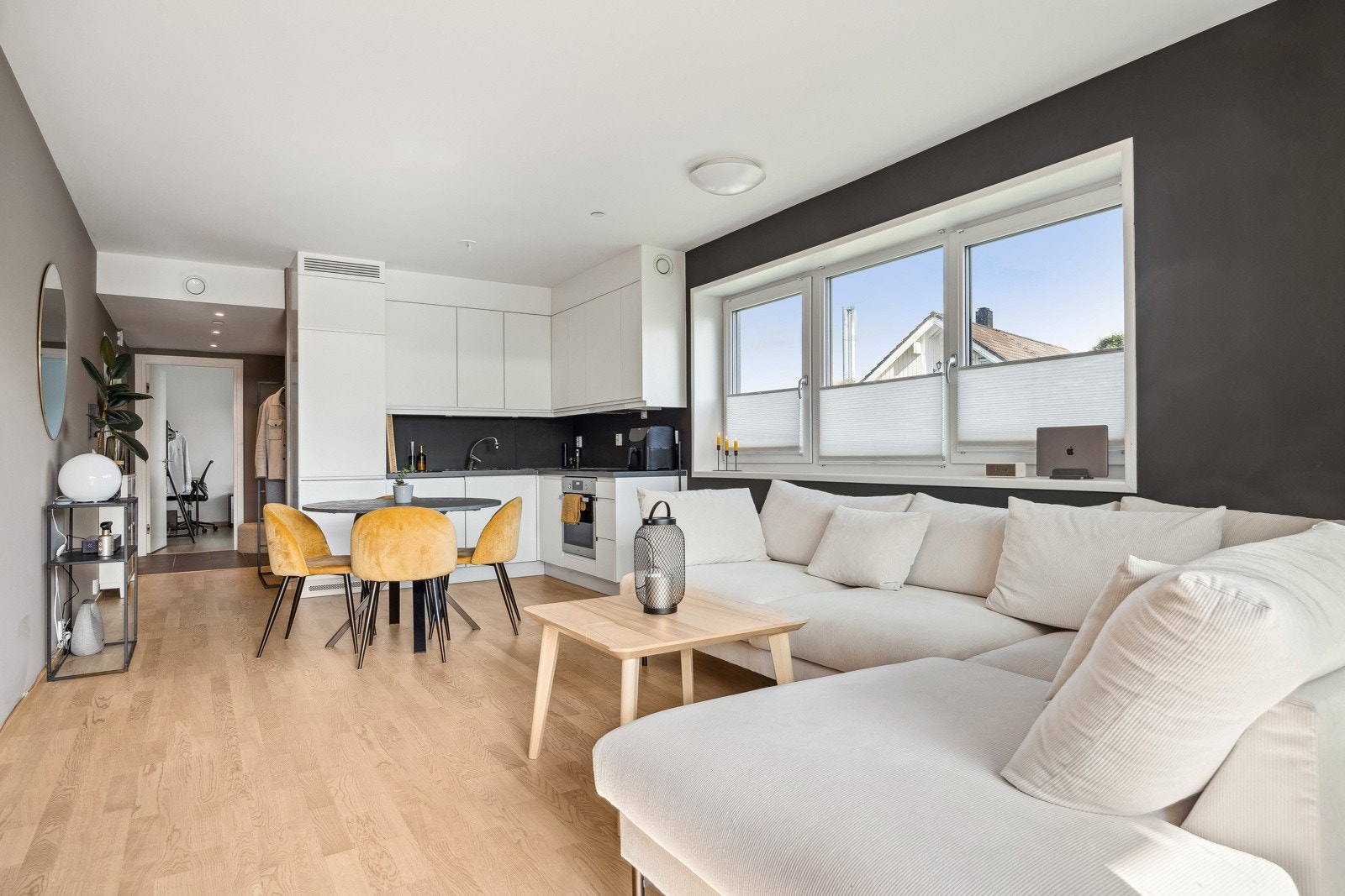 Den åpne stue- og kjøkkenløsningen gir en romslig følelse og skaper en innbydende atmosfære. Galleribilde