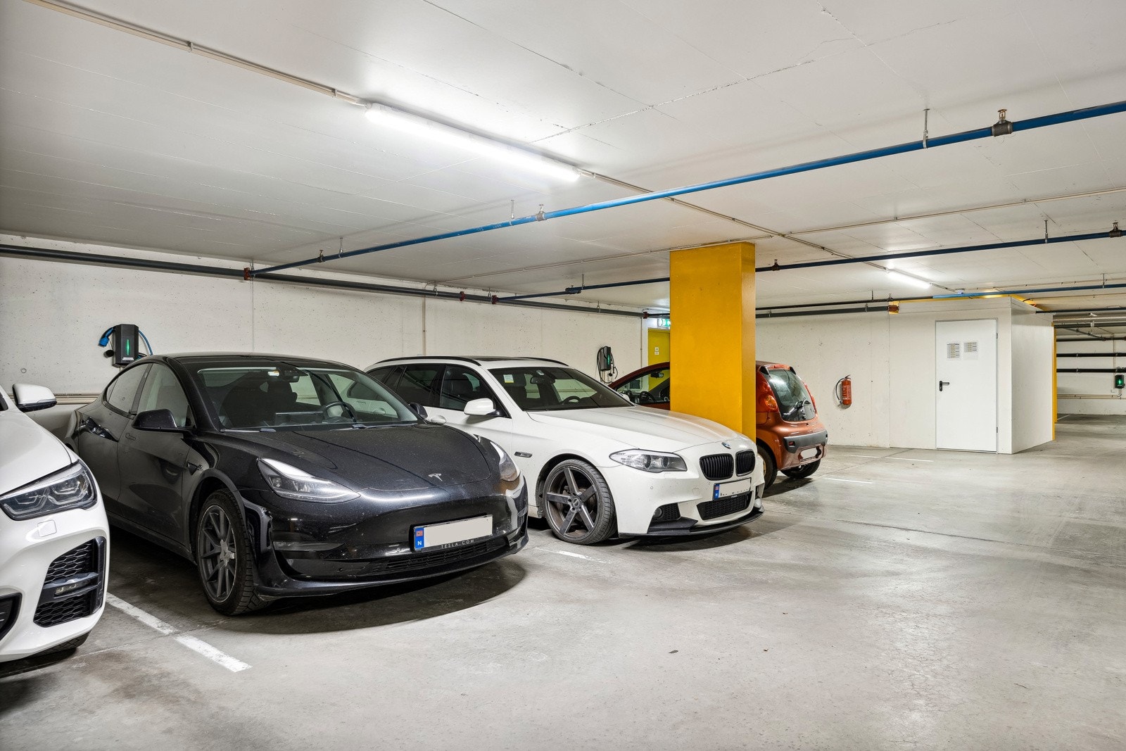 Med leiligheten følger det med en egen parkeringsplass med elbillader. Galleribilde