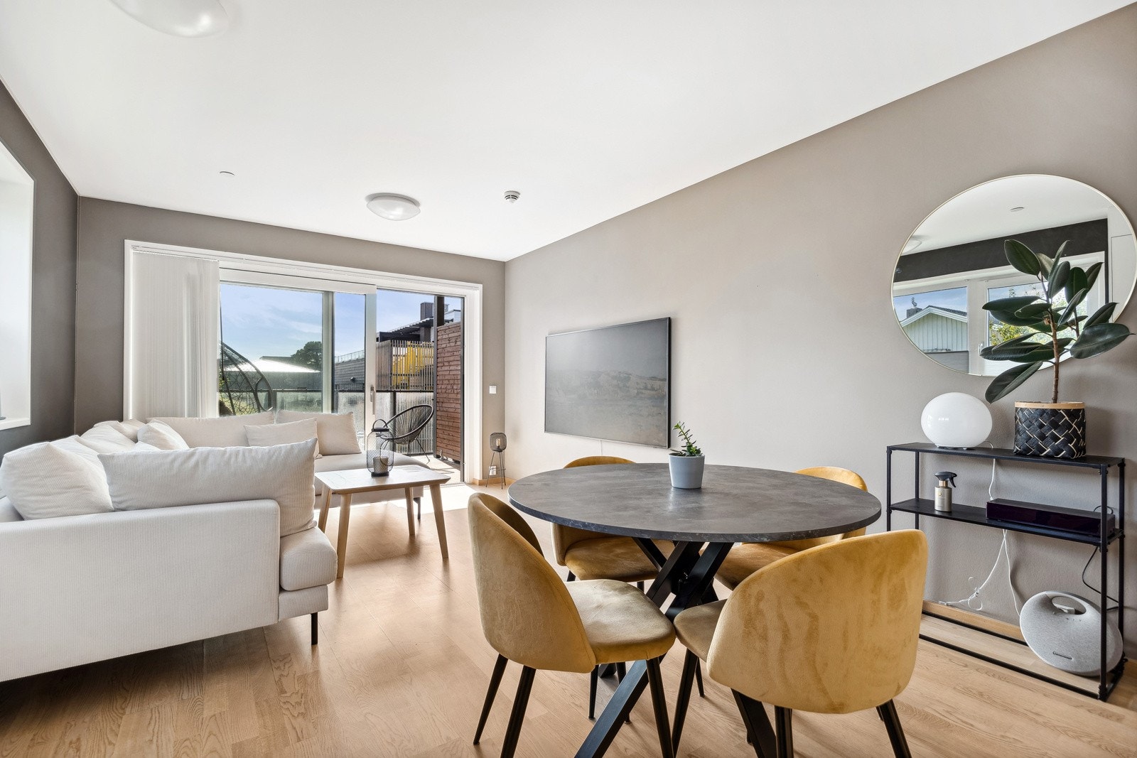 Leiligheten ligger i et rolig område med lite gjennomgangstrafikk. Galleribilde