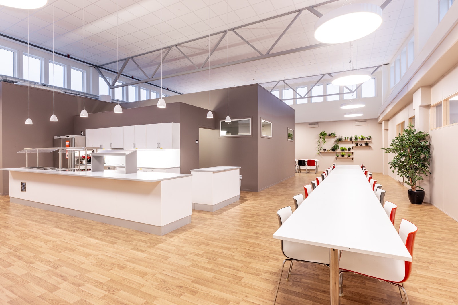 Her blir det levert salater, wraps og påsmurt fra Egna daglig i kjøleskapet, med mulighet for vipps-betaling. Galleribilde