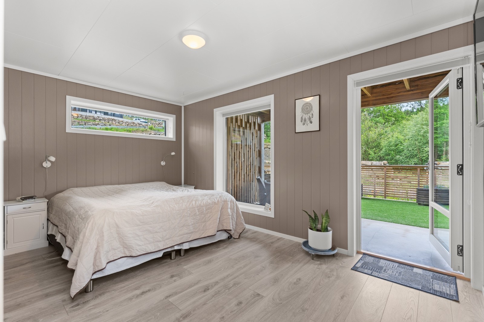 Romslig hovedsoverom malt i en delikat farge Galleribilde