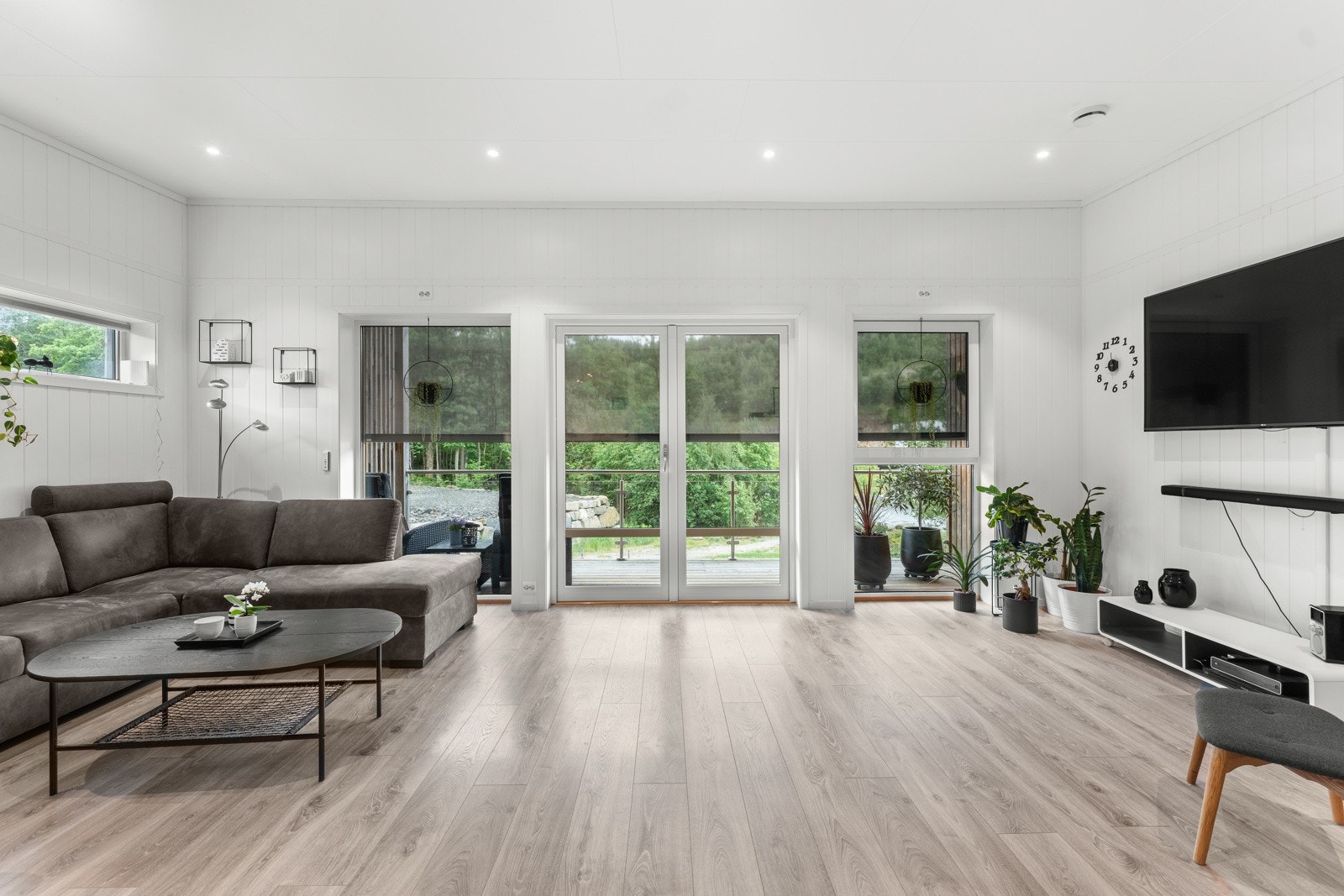 Lys og fin stue med ekstra takhøyde som gir en god romfølelse Galleribilde