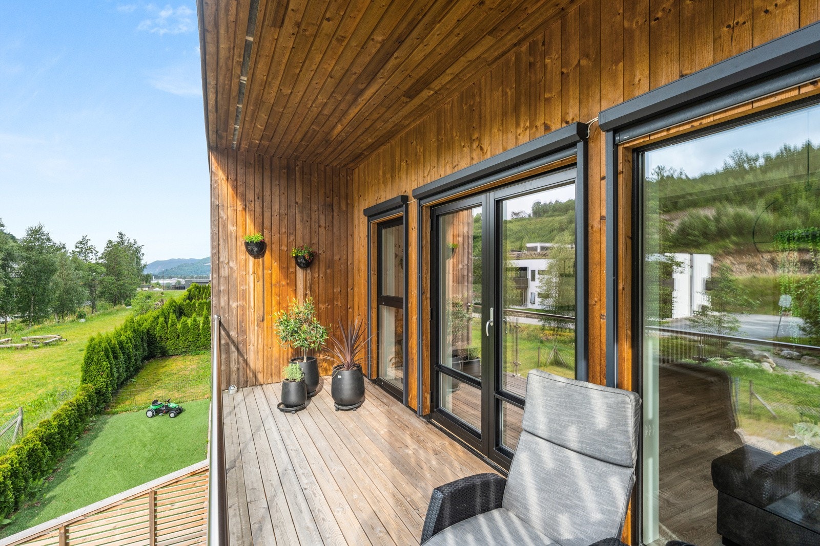 Fra stua er det utgang til veranda Galleribilde